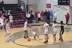 ??臺妹啦啦隊(duì)美女很貼心?。捍蠹覄e喝酒，喝酒會跌倒