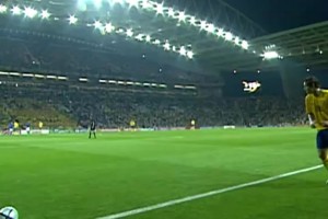 2004年歐洲杯，伊布打進載入史冊的蝎子擺尾