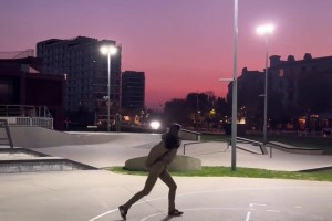 瑜伽褲身材盡顯啊??卓識看到球場也是沒忍住比劃了一下~