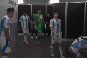 不怒自威！阿根廷全員列隊(duì)等待梅西出場！壓倒性的氣勢！