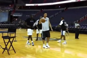 奇才時期的易建聯(lián)，雖然已經(jīng)淪為替補，但這身肌肉看著太壯實了！