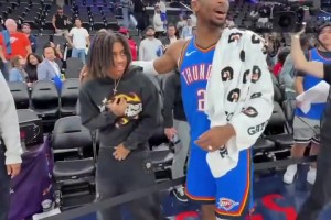 居然敢把師傅打爆了！??亞歷山大賽后和導(dǎo)師保羅擁抱