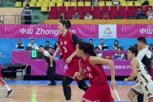 這比賽從跳球開(kāi)始就結(jié)束了！張子宇站著跳球，對(duì)手直接放棄??