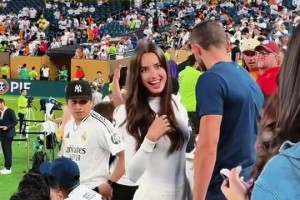 笑容真美！阿諾德漂亮女友場邊看臺觀戰(zhàn)，球迷都沒心思看球了??