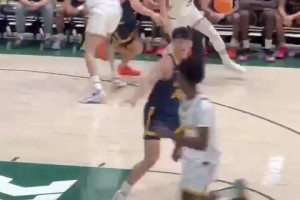 王俊杰在NCAA這記金雞獨(dú)立跳投，有沒有點(diǎn)諾維斯基的感覺？