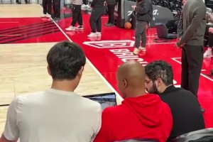 非常專注！助教給楊瀚森分析錄像，小楊目不轉(zhuǎn)睛仔細(xì)聽講