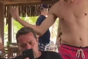 這熟悉的彎腰撿手機！名場面：卡卡是怎么祝好朋友生日快樂的？