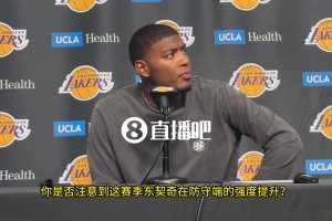 記者讓八村談?wù)剸|契奇在防守端的賣力表現(xiàn)。八村面露不可思議的表情：東子？