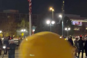 約基奇拿下超級(jí)大三雙，掘金球迷賽后在馬路上慶祝