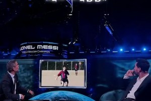 梅西在商業(yè)論壇上看自己的生涯高光，臺下觀眾喊名字膜拜