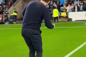 我禿了也變強了！蘭帕德“農(nóng)夫三拳”慶祝，率考文垂領(lǐng)跑英冠