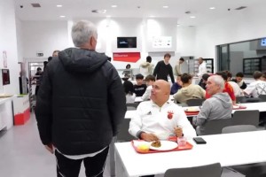 沒(méi)架子！穆里尼奧與本菲卡青訓(xùn)小球員一起吃飯