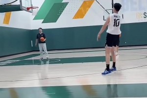 這跳投姿勢怎么樣？王俊杰NCAA首秀賽后晚上加練投籃！