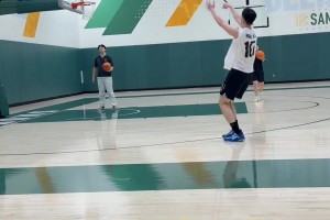 王俊杰晚上加練投籃！這投籃目前中國男籃球員的天花板了吧？