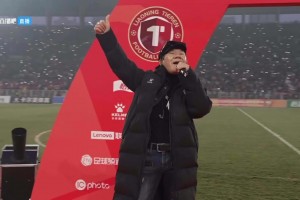 慶祝遼寧鐵人奪冠+沖超！歌星趙傳在鐵西體育場(chǎng)獻(xiàn)唱兩首經(jīng)典曲目