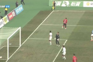 這有點(diǎn)。。中甲佛山南獅門將2分鐘內(nèi)連續(xù)接高空球失誤，最終送禮