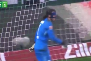 98年法蘭西世界杯的看臺(tái)上，當(dāng)時(shí)的蘇珊娜可是最靚麗的風(fēng)景線！