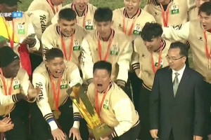 功不可沒??！遼寧鐵人冠軍教頭李金羽舉起中甲冠軍金杯