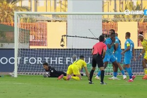 C羅機(jī)敏走位找到落點(diǎn)，頭球攻門可惜稍正被撲