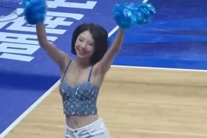哇塞！NBL的啦啦隊姐姐也太美了，這顏值和身材真沒得說??