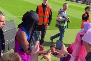 偷襲！亞馬爾被球迷扔的球衣糊臉??