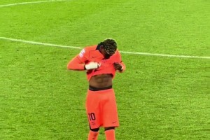 亞馬爾：看看我的八塊腹肌還在不在??