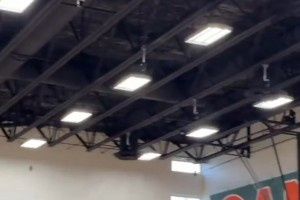 這氛圍真好！楊瀚森在訓練中扔進超遠彈地三分，隊友們一片歡呼！