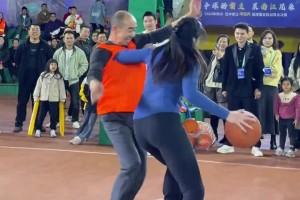 好家伙，野球場肘姐面對大爺貼防，直接一肘支開??