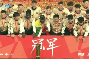 冠軍全家福??！中甲冠軍遼寧鐵人全隊(duì)與獎(jiǎng)杯合影留念