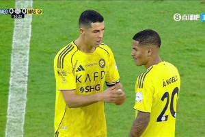 老大哥！隊(duì)友犯規(guī)染黃，隨后C羅悉心指導(dǎo)