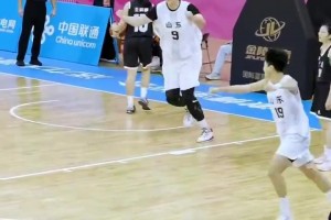 2米24的張子宇在全運(yùn)會(huì)上表演了扣籃！現(xiàn)場(chǎng)都嗨起來(lái)了