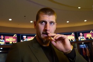 整活！約老師被問到如何評(píng)價(jià)隊(duì)友戈登的炸裂暴扣：啥時(shí)候扣的？我忘了