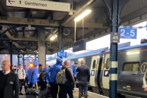 曼聯(lián)全隊(duì)乘坐火車前往倫敦