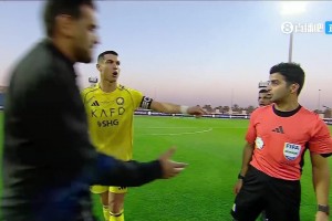 C羅點(diǎn)贊！半場(chǎng)結(jié)束不滿判罰找到裁判爭(zhēng)論