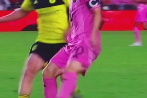 無(wú)情戲耍！梅西：剛才是你說(shuō)話很大聲啊??