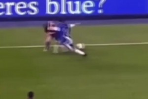 繼續(xù)續(xù)寫傳奇！回顧當(dāng)年梅西戲耍防守球員合集！你被晃到了嗎？