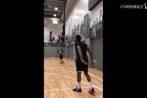 平行世界！假如哈登是右手投籃！依舊是流暢絲滑啊~