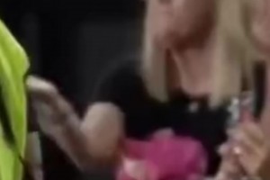 梅西把球衣送給母親，后者送飛吻感謝??