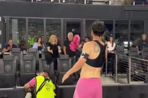 原來(lái)是給了媽媽?zhuān)∶肺髻惡鬀](méi)有交換球衣，而是給了現(xiàn)場(chǎng)觀賽的父母