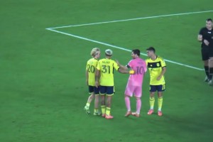 惹怒球王的后果！對(duì)手和梅西起爭(zhēng)執(zhí)，后果就是被梅西穿襠兩次