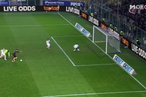 離譜空門不進！薩56單刀過掉鈴木彩艷，絕佳空門竟然打高了！