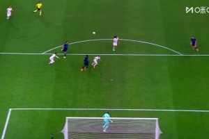 巴雷拉帶球反擊挑傳禁區(qū)！蘇契奇不停球打門(mén)稍稍偏出！