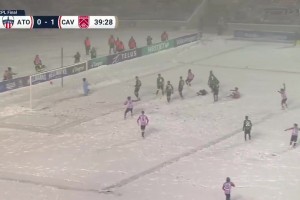 零下二度！渥太華競(jìng)技在大雪地里踢出了一記匪夷所思倒鉤射門！
