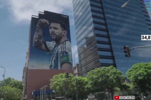 節(jié)目效果炸裂！甲亢哥此前剛到阿根廷就看到梅西巨型廣告墻！