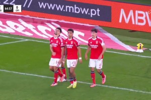 ??太逆天了！對手點球不進，本菲卡后衛(wèi)解圍“打進”自家球門！