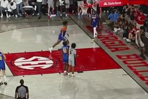 臥槽臥槽！NCAA賽場驚現(xiàn)空接大風(fēng)車扣籃！太炸裂了！