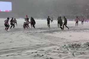 暴雪擋不住足球的熱情！現(xiàn)場(chǎng)感受雪中倒鉤破門奪得總冠軍??