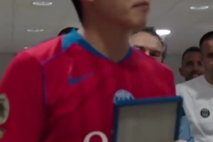 助攻幫助球隊贏球！現(xiàn)場直拍：李剛?cè)拾屠璋賵龌ㄐ酰? >
                                        </div>
                                    </div>
                                                                        <div   id=