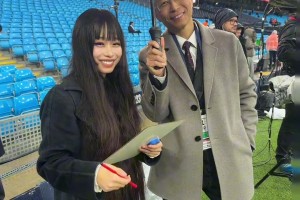 詹俊也是好起來(lái)了能幫大老師撐傘，俊哥這套英倫風(fēng)的行頭太對(duì)味兒