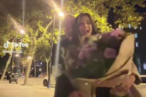 難忘瞬間！昨晚在巴塞羅那，梅西出現(xiàn)在一對(duì)情侶的視頻背景中??